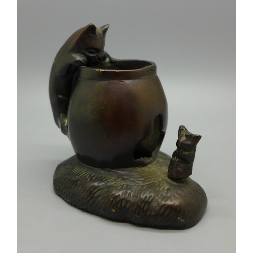 621 - A small bronze candle holder, 7.5cm