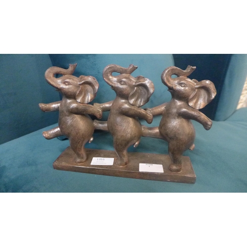1355 - A model of dancing elephants, H 17cms (2949213)   #