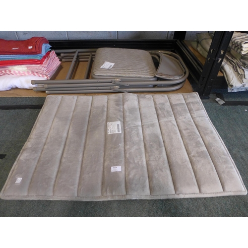 3014 - 2 Padded Folding Chairs, Paramount Bath Mat  (250A -145,195)  * This lot is subject to vat