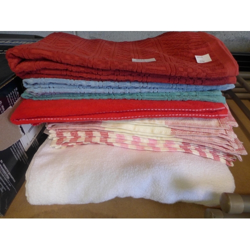 3015 - Ultrafresh & Colour-block Kitchen Towels and a Caya Bath Towel 70 X 147   (250A -160,203,183)  * Thi... 