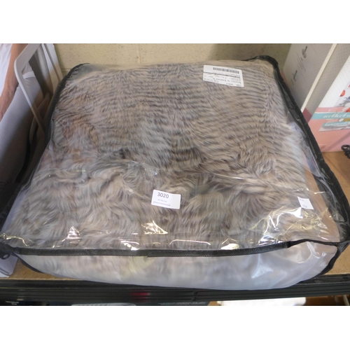 3020 - Faux Fur Heated Throw (120 X 160cm)  (250A -149)  * This lot is subject to vat