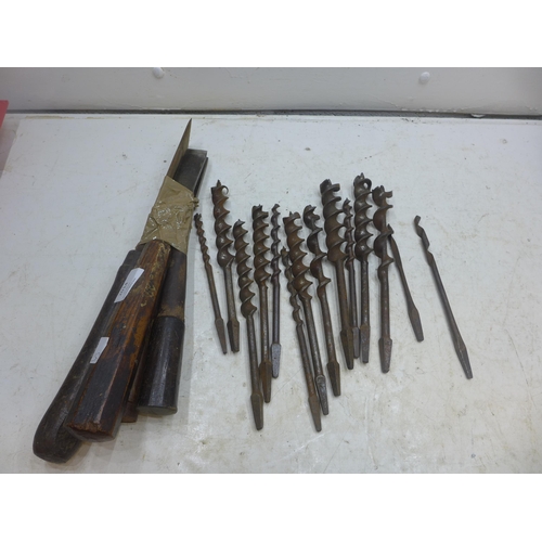 2014 - 4 large joiners chisels/lathing chisels, approx. 12 widebore drill bits