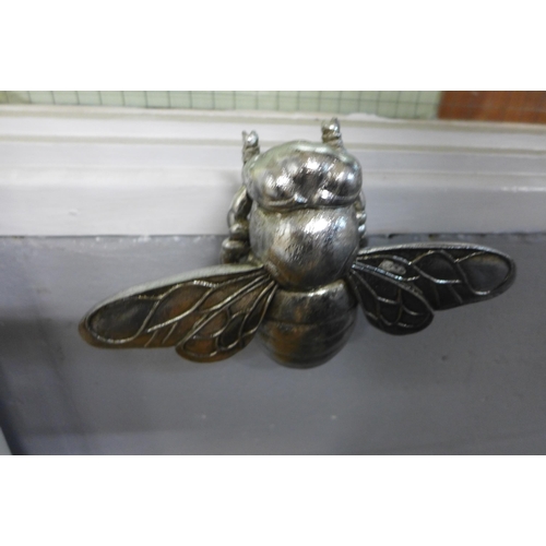 1332 - An ornamental silver bee (7BB2106)   *