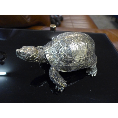 1349 - A gold tortoise figure (DVM1807)   #