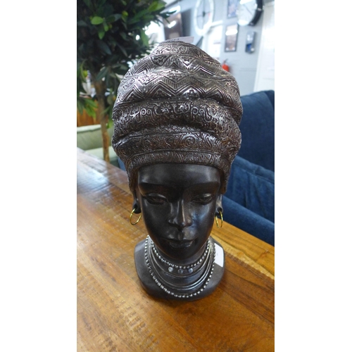 1356 - An African lady bust, H 35cms (2970915)   #
