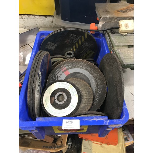 2029 - Tub of angle grinder cutting and grinding discs