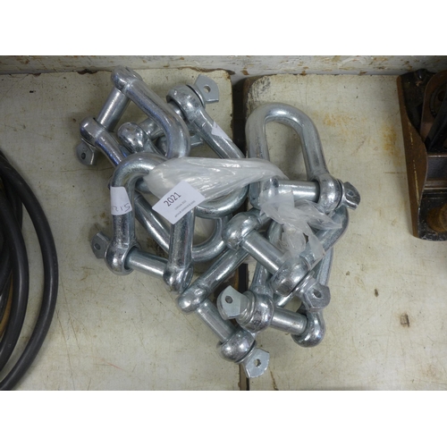 2022 - 15 x 60mm shackles * this lot is subject to VAT