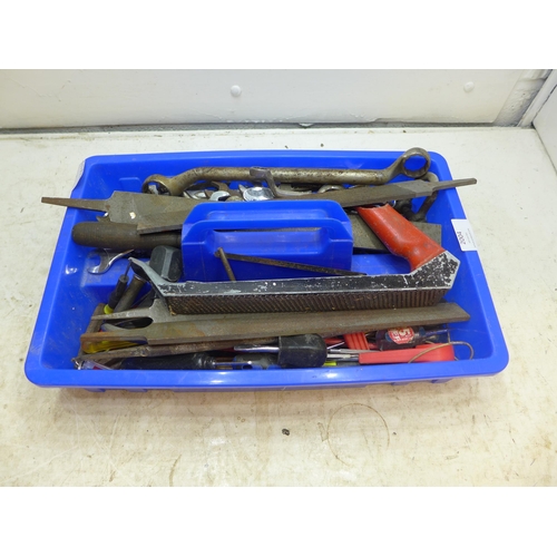 2004 - Tray of approx. 100 hand tools: many spanners, files, etc.