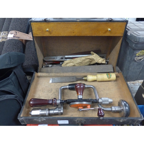2019 - Vintage carpenter's toolbox with quantity of joinery tools