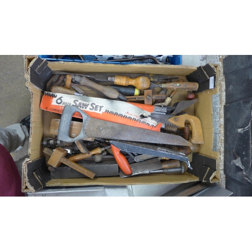 2024 - Box of approx. 60 items of vintage joinery/woodworking tools