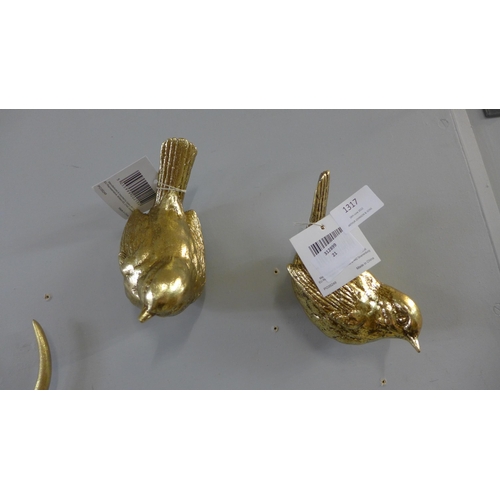 1311 - A pair of gold resin birdie wall hooks (920215207)