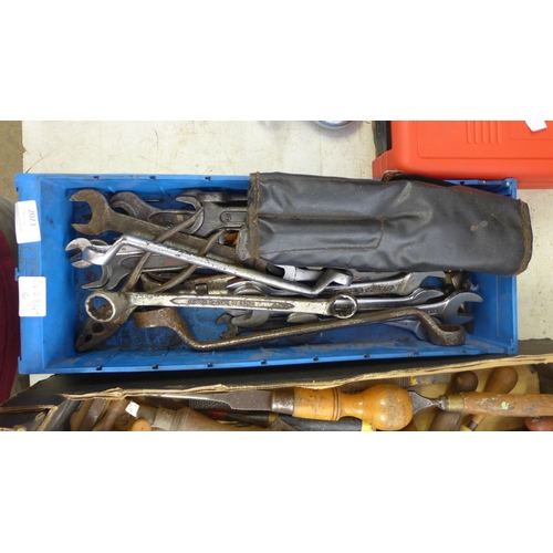 2041 - Tray of approx 30 garage tools:  mostly spanners