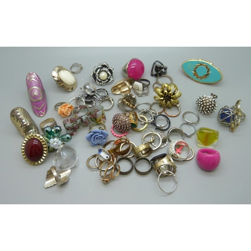 647 - Dress rings and scarf clips