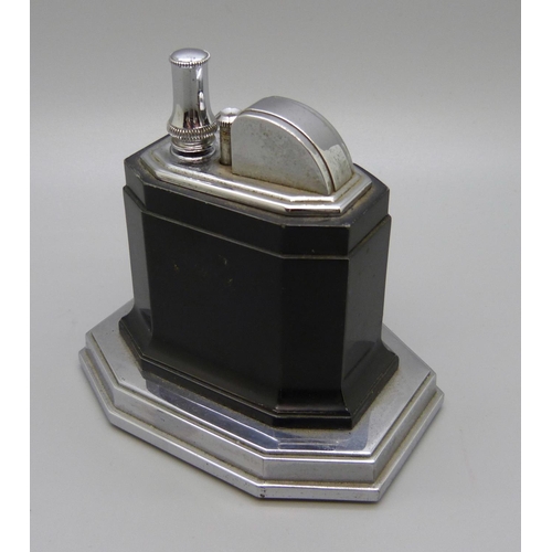 651 - A Ronson touch-tip table lighter