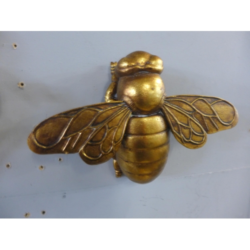1309 - An ornamental gold bee (7BB12306)   *
