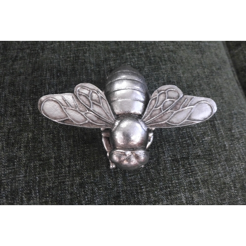 1338 - An ornamental silver bee (7BB2106)   *