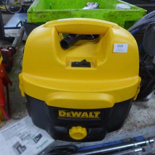 2028 - DeWalt (DC500) shop vacuum - W