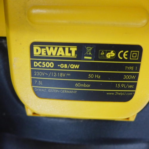 2028 - DeWalt (DC500) shop vacuum - W