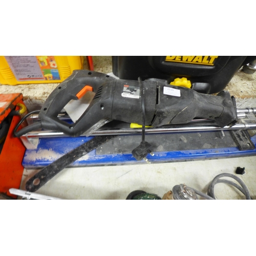 2030 - Wickes 240v 850w reciprocating saw with tile cutter