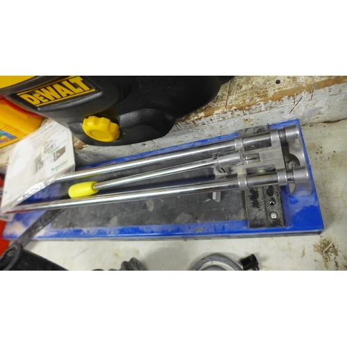 2030 - Wickes 240v 850w reciprocating saw with tile cutter