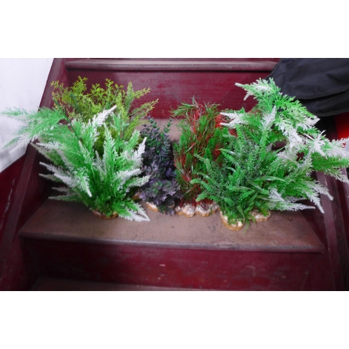2059 - Fish tank pond plants (approximately 10 with bases, 10-12