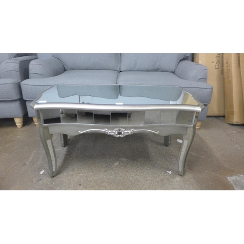 1493 - A silver mirrored coffee table