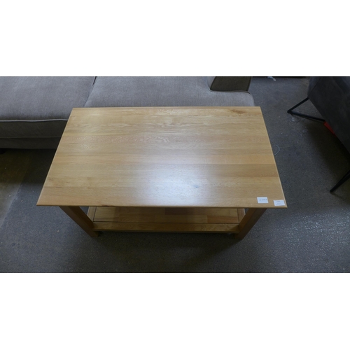 1551 - A small oak coffee table