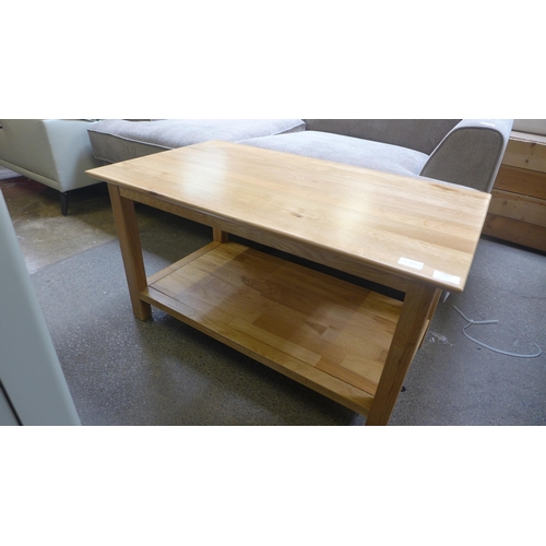1551 - A small oak coffee table