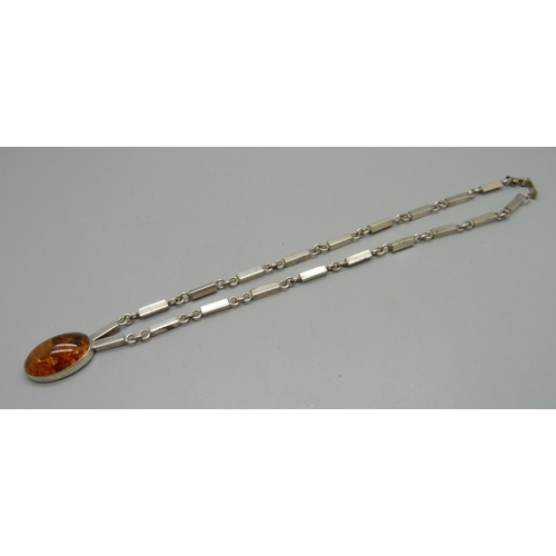 An 835 silver and amber necklace, 34g