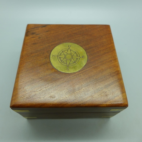 644 - A modern compass in a wooden box