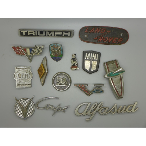 652 - A collection of car badges including Mini, Alfa Sud, Land Rover plaque, old Volkswagen, Renault and ... 