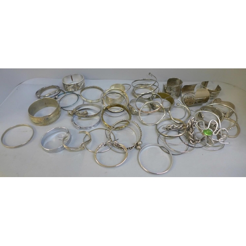 658 - A collection of bangles