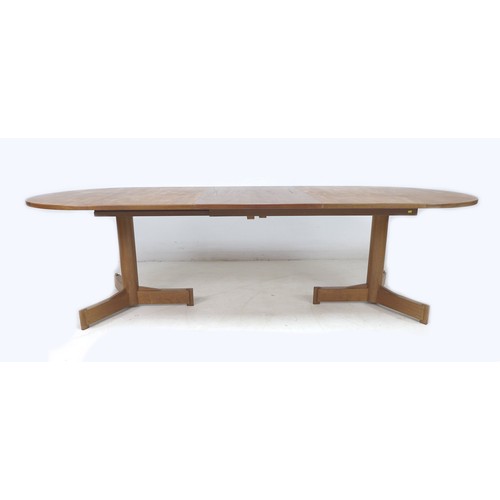 189 - A British teak extending dining table, Robert Heritage for Archie Shine, circa 1960, with D ends, dr... 
