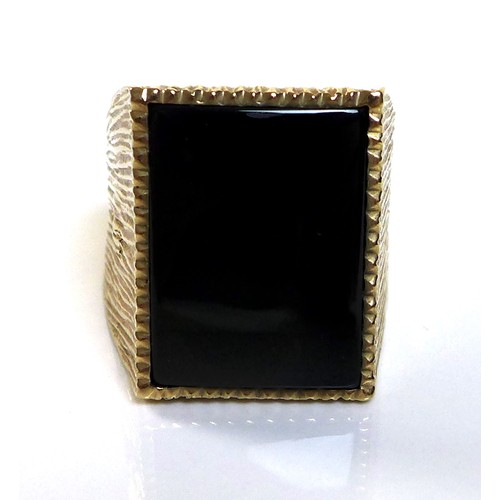 334 - A 9ct gold gentlemen's ring, set with a rectangular cut and polished black stone, possibly jet, 19.5... 