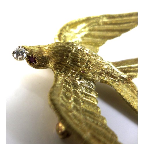 403 - An 18ct yellow gold brooch in the form of a bird, swift or swallow, modelled with outstretched wings... 