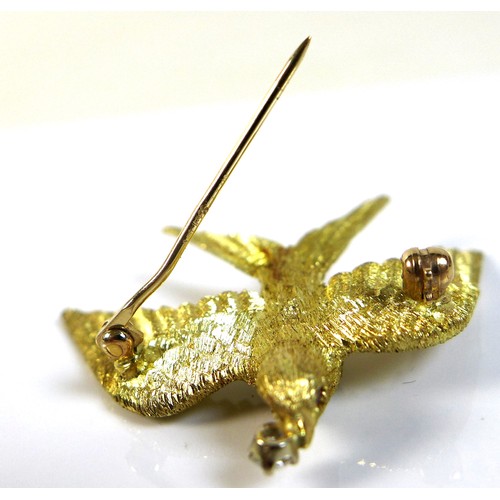 403 - An 18ct yellow gold brooch in the form of a bird, swift or swallow, modelled with outstretched wings... 
