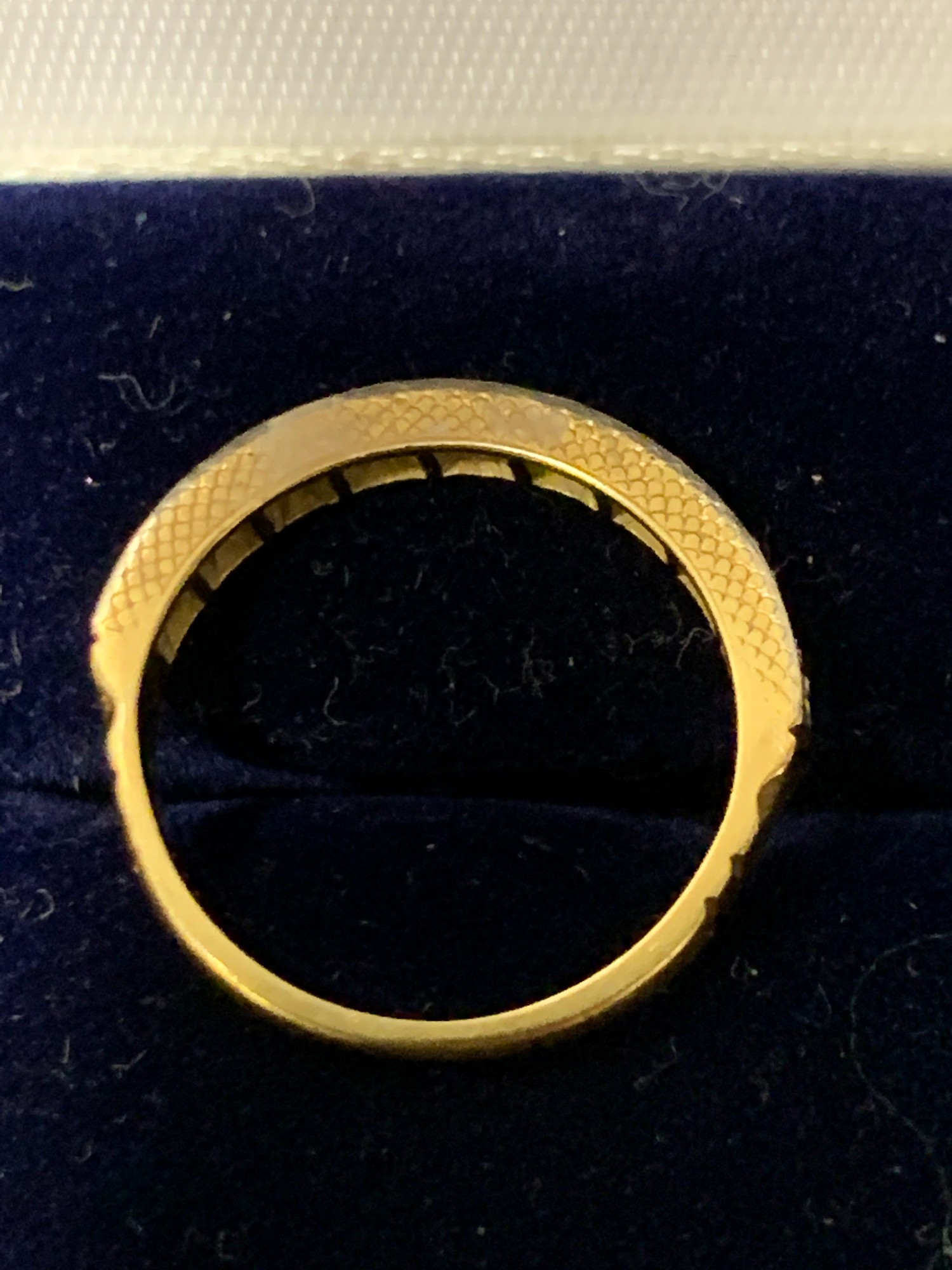18ct gold and diamond ring. 5 grams.