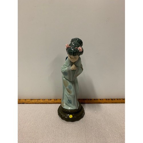14 - Lladro Geisha figurine.
27cm Tall