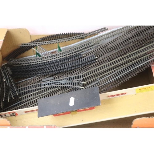 Qauntity of OO gauge models railway trackside accessories to include