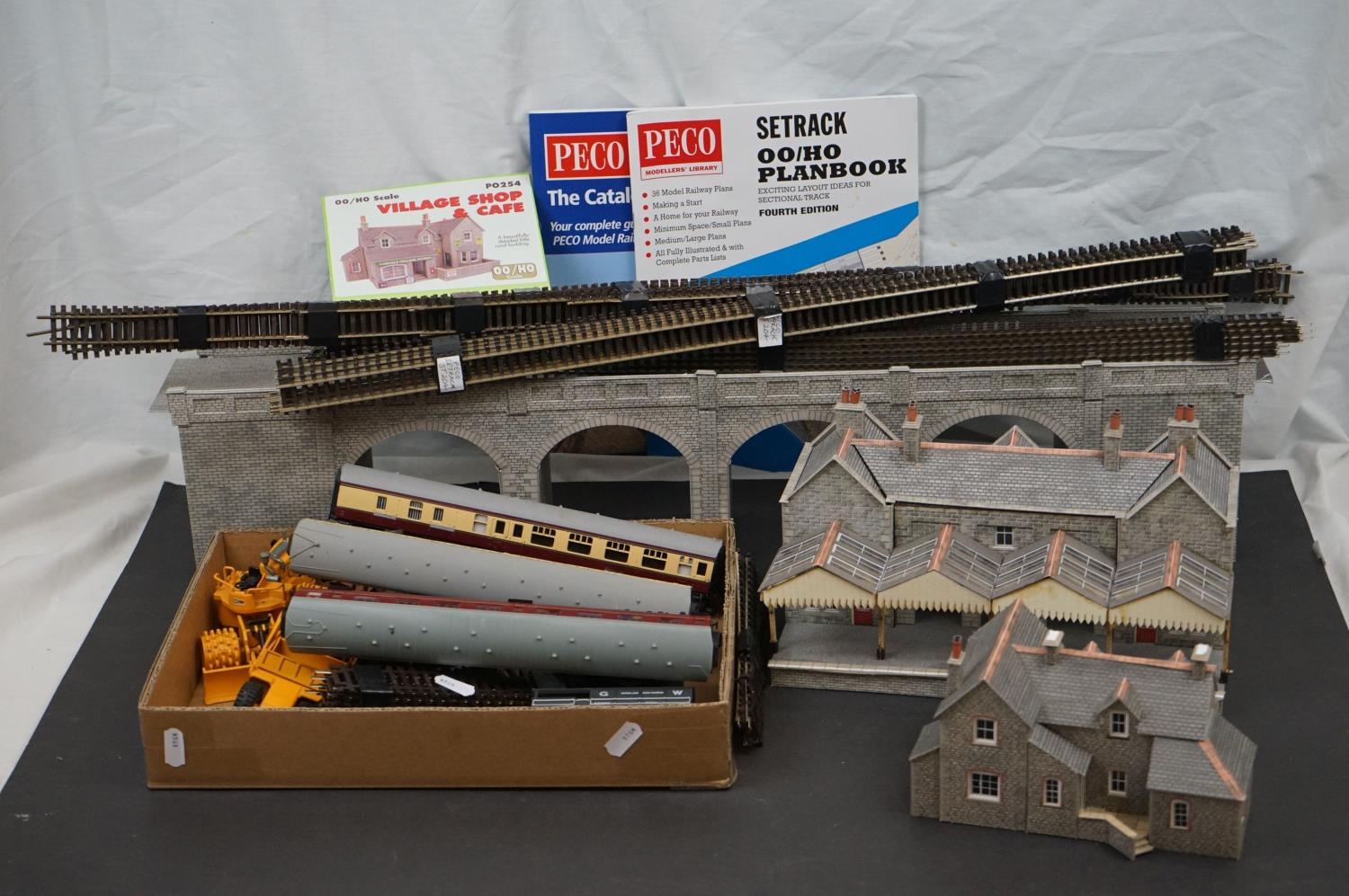 Quantity of OO gauge model railways accessories to include 11 x items of rolling stock featuring Bac