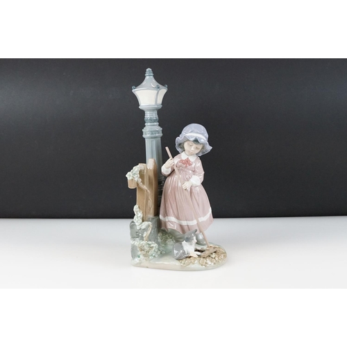 14 - Lladro Figure ' Fall clean up ' model number 5286 designed by Antonio Ramos, 33cm high