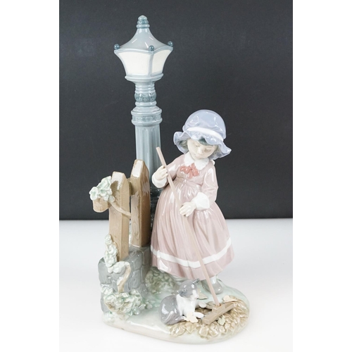 14 - Lladro Figure ' Fall clean up ' model number 5286 designed by Antonio Ramos, 33cm high