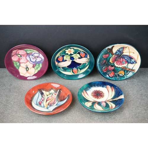 49 - Five Moorcroft Pin Dishes, patterns including Pansy 1993, Albany 2000, Red Tulip 1995, Hartgring 200... 