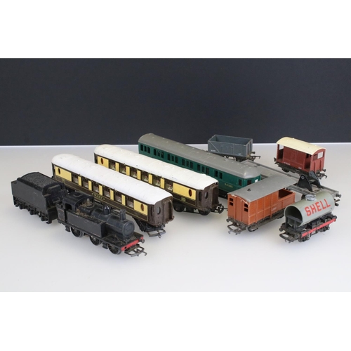 85 - Group of Triang OO gauge model railway to include R52 0-6-0 locomotive in BR black and 7 x items of ... 