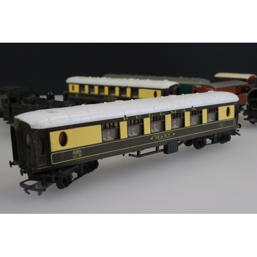 85 - Group of Triang OO gauge model railway to include R52 0-6-0 locomotive in BR black and 7 x items of ... 