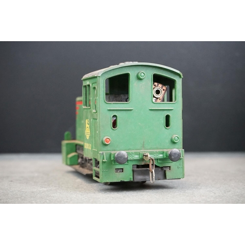 7 - Two Kit built O gauge to include Gmeinder & Co BR D2852 in green and 08500 Diesel in red, plastic & ... 