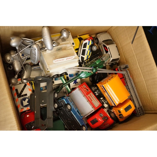 1209 - Quantity of boxed and unboxed diecast & plastic models to include Lledo, Teama, Matchbox Models of Y... 