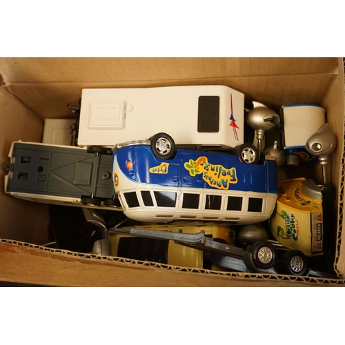 1209 - Quantity of boxed and unboxed diecast & plastic models to include Lledo, Teama, Matchbox Models of Y... 