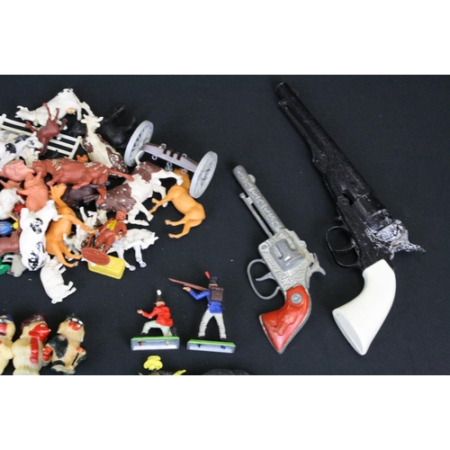 443 - Collection of mixed toys to include various plastic figures featuring Britains Deetail, Britains and... 