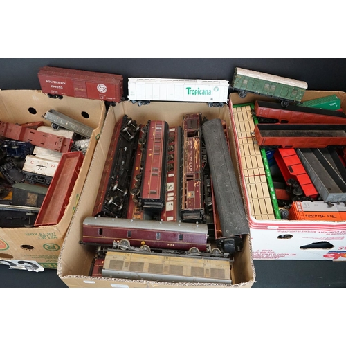 41 - 70 O gauge items of rolling stock to include various makers and kit built examples, plastic, metal a... 